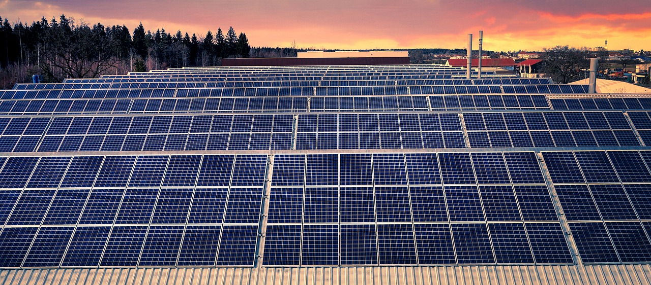 Die Nutzung von Solarenergie ist eine nachhaltige und wirtschaftliche Möglichkeit, Strom zu erzeugen. Dies gilt besonders für Industrie- und Gewerbehallen, da sie über große Dachflächen verfügen, die sich ideal für die Installation von Photovoltaik-Anlagen eignen, auch wenn sie nicht die optimale Ausrichtung aufweisen.